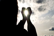 凯恩的联赛冠军又悬了？阿方索戴维斯刚续约就赛季报销!拜仁吃亏.